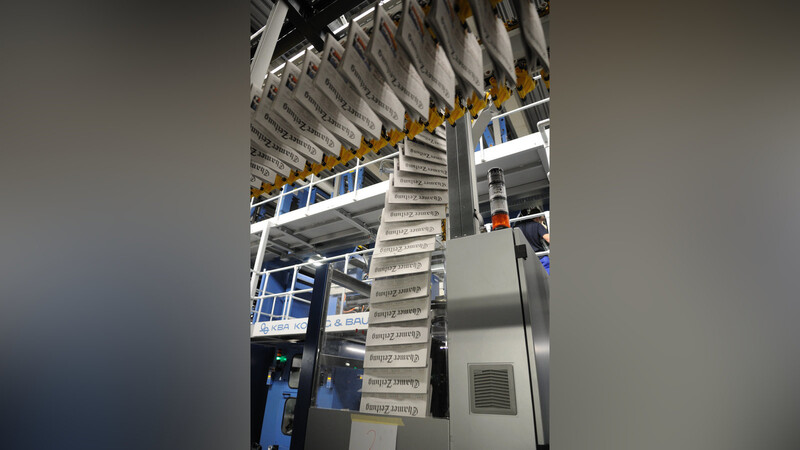 Die Druckmaschine kann in einer Stunde bis zu 45.000 Zeitungen drucken und falzen. (Foto: Ulli Scharrer)