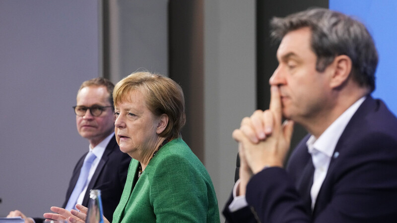Müde und angespannte Gesichter: Bundeskanzlerin Angela Merkel (M., CDU), Berlins Regierender Bürgermeister Michael Müller (l., SPD) und Bayerns Ministerpräsident Markus Söder (CSU) geben nach 15 Stunden langen Beratung die Ergebnisse bekannt.