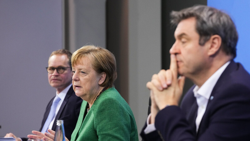 Müde und angespannte Gesichter: Bundeskanzlerin Angela Merkel (M., CDU), Berlins Regierender Bürgermeister Michael Müller (l., SPD) und Bayerns Ministerpräsident Markus Söder (CSU) geben nach 15 Stunden langen Beratung die Ergebnisse bekannt.