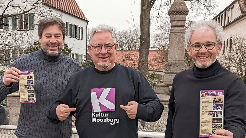 Sie freuen sich, dass das Sommerfestival wieder stattfindet: (v. l.) Peter Reif (Ticket-Verkauf), Gerd Rothe (Technik, Werbung, Grafik) und Rudolf Heinz (Gesamtorganisation) vom Verein "Kultur Moosburg".
