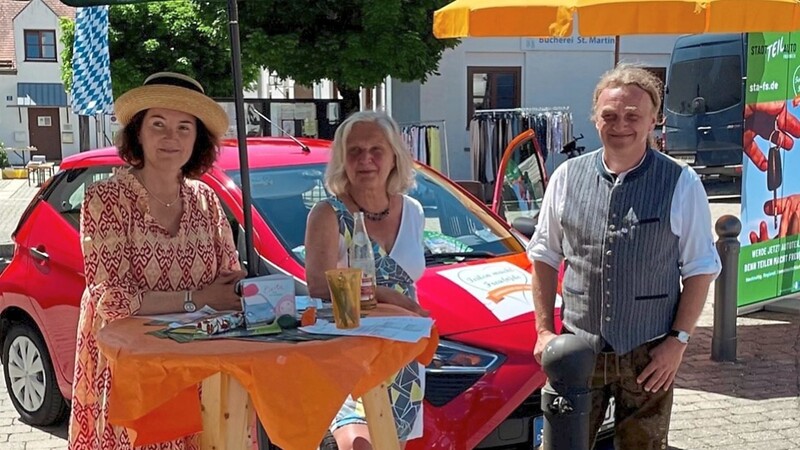 Bürgermeister Gerhard Betz tauschte sich mit Angela Dietz (links) und Gerda Kössler vom Verein Stadtteilauto aus.