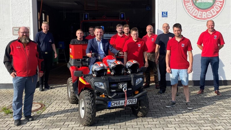 Im Beisein von Bürgermeister Markus Hofmann wurde ein ATV an die Feuerwehr Traidersdorf übergeben.