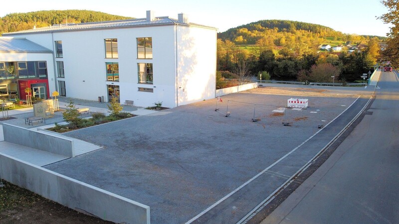 Noch ist der Schulparkplatz trist und grau, im Frühjahr soll sich dieses ändern.