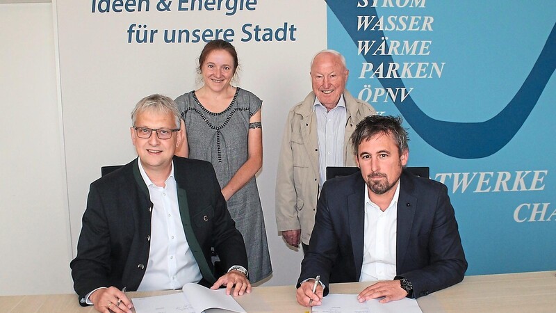 Unterzeichnen im Beisein von Bürgermeisterin Karin Bucher und Max Schierer den Vertrag zur Wärmeversorung: Geschäftsführer der Stadtwerke Stefan Raab und Unternehmer Matthias Altmann (rechts).