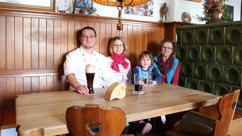 Vor 40 Jahren hat Maria Hosbach (rechts) mit ihrem Mann Hans das Gasthaus Käsbauer übernommen. Seit 2012 kümmern sich Marion Seidel-Hosbach und Martin Seidel federführend um Wirtshaus, Biergarten, Pension und die Wohnmobilstellplätze. Und die kleine Marie ist auch schon Teil des Teams.