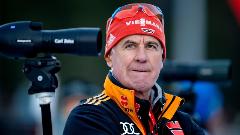 Fritz Fischer verfolgt beim Biathlon-Weltcup in der Chiemgau Arena in Ruhpolding das Training der Frauen.