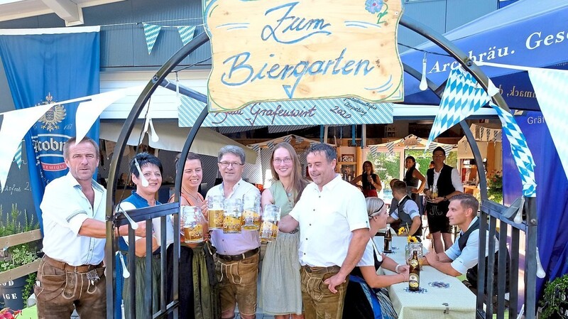 Hans und Rosemarie Laschinger, Tatjana Zellner, Hans Artmann, Ramona Reisinger und Manfred Scheitinger (v.l.) freuen sich im "Festzelt" in Oberpiebing drauf, nächstes Jahr hoffentlich wieder am Hagen feiern zu können.