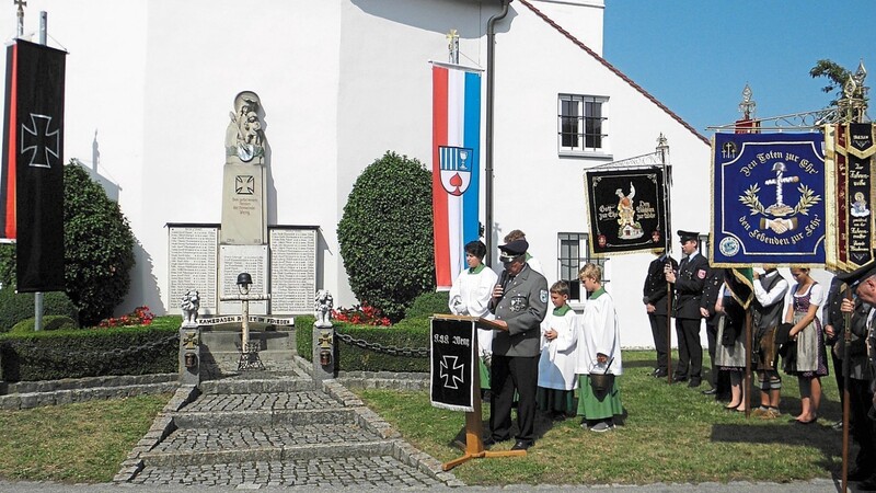 Vorsitzender Moser gedachte beim Festakt am Kriegerdenkmal der verstorbenen und gefallenen Kameraden.
