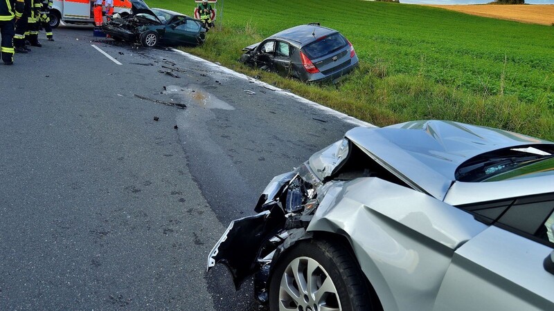 Vier Verletzte und drei kaputte Autos sind die Bilanz des Unfalls.
