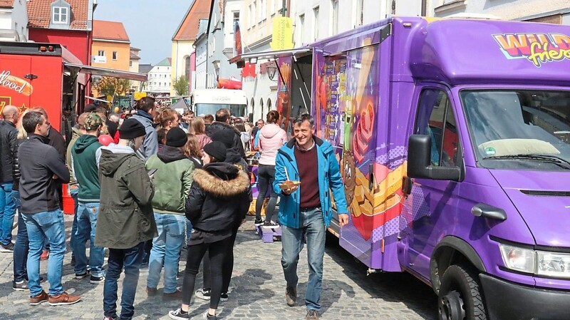 Ein Dutzend Foodtrucks standen in der Mönchshofstraße und boten Leckereien an - das kam an.