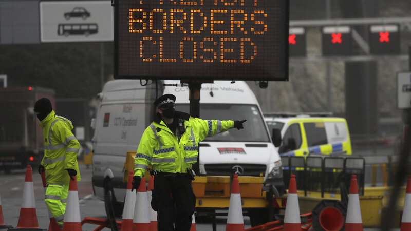 Ein Polizist leitet den Verkehr am Eingang zum geschlossenen Fährterminal in Dover um.