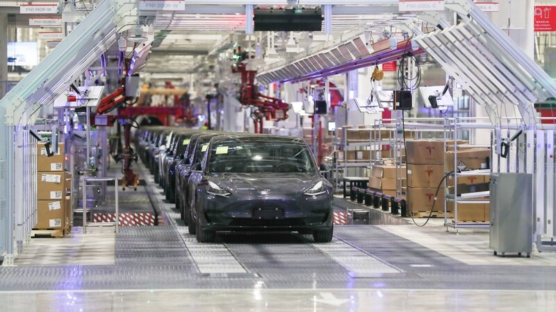 Tesla-Limousinen vom Typ Model 3 rollen in einer Fabrik in Shanghai vom Band. Der Datenspeicher in den E-Autos hat jetzt einem Oberpfälzer vor Gericht den Hals gerettet.
