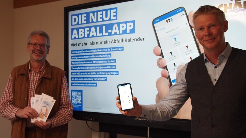 Einfach und nutzerfreundlich: Heinrich Helmberger (links) und Markus Pollak von den Chamer Kreiswerken sind überzeugt von der App.