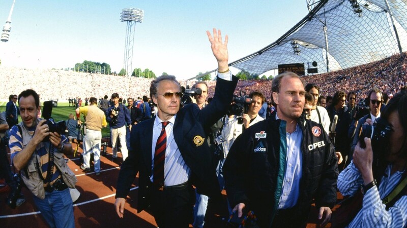 Nach dem Meisterstück gegen Schalke im Jahr 1994 (v.r.): Manager Uli Hoeneß und Trainer Franz Beckenbauer.
