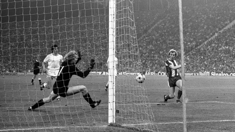 Trifft im Meisterfinale gegen Schalke 1972 beim 5:1 für den FC Bayern: Uli Hoeneß (r.).