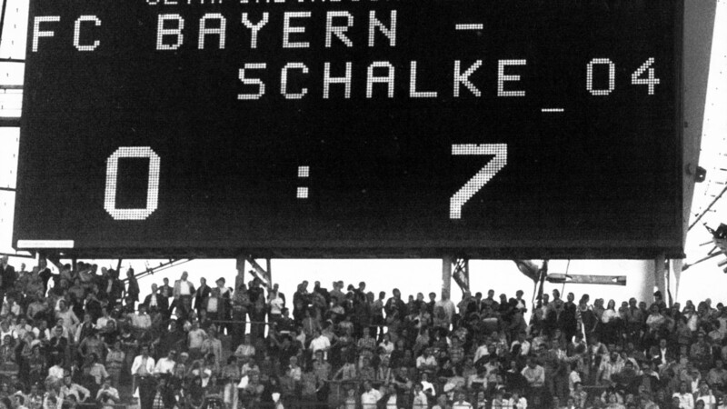 Ein denkwürdiges Ergebnis 1976 auf der Anzeigetafel im Olympiastadion: Bayern verliert mit 0:7 gegen Schalke.