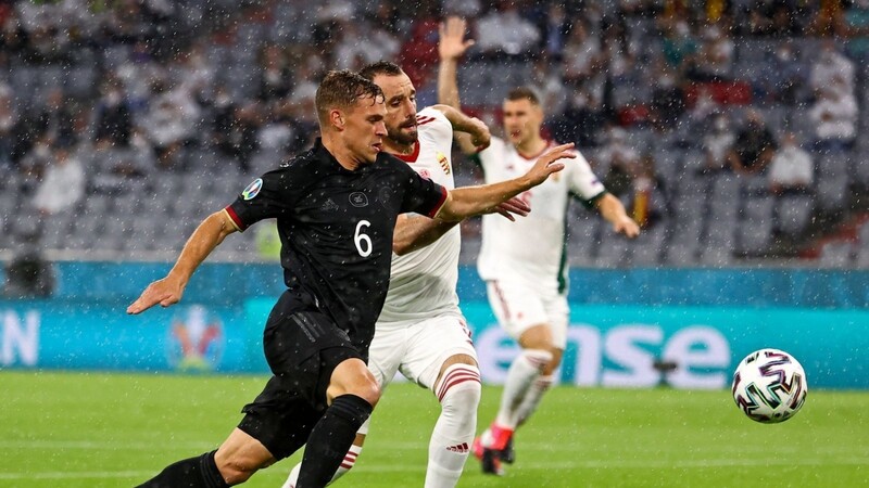 Fast 26 Millionen TV-Zuschauer haben gesehen, wie Deutschlands Joshua Kimmich (l.) und Attila Fiola aus Ungarn um den Ball kämpfen.