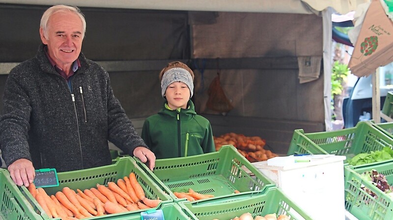 Josef Wanninger mit seinem Enkel vor dem Gemüsestand. Eigentlich verkauft er Brot. Hier hat er nur kurz ausgeholfen, man kennt sich ja seit 25 Jahren.