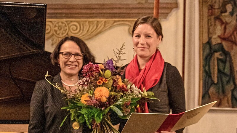 Bürgermeisterin Maltz-Schwarzfischer verleiht den mit 15 000 Euro dotierten Preis an PD Dr. Friederike Kind-Kovács.