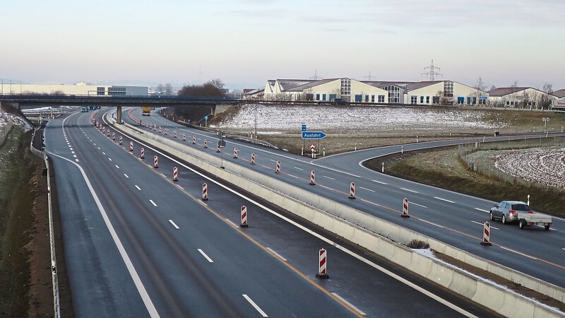 Die Überführung der Bundesstraße B 8 über die Autobahn A 3 bei Rosenhof. Die Brücke ist wohl weit genug für die sechsspurige Strecke darunter, aber nicht breit genug, für das, was auf ihr selbst rollen muss: Im Hintergrund zu sehen sind die stark gewachsenen Industriegebiete, die auch neue Anforderungen an die Straßen-Infrastruktur mit sich bringen.