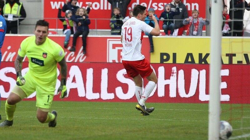 Beim Torjubel nach seinem Treffer zum 2:1 gegen Heidenheim wischt sich Jahn-Stürmer Andreas Albers den symbolisch Schweiß von der Stirn.