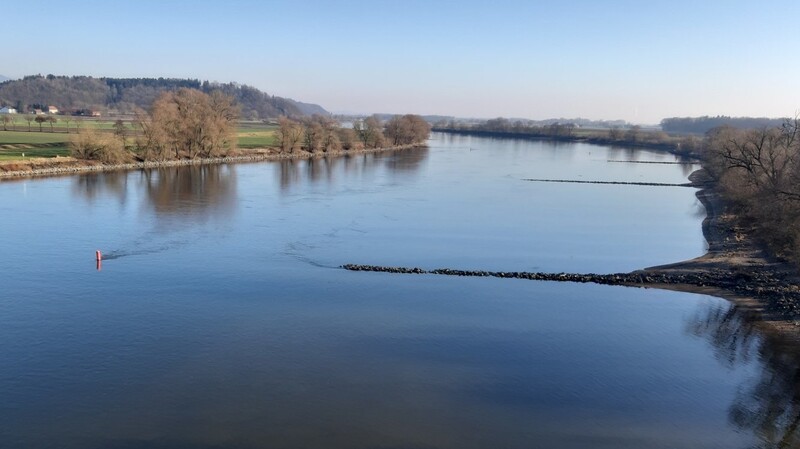 Sind die Buhnen wie hier Richtung Ainbrach zu sehen, ist der Wasserstand der Donau nicht hoch. Doch das kann sich schnell dramatisch ändern. Daher herrscht bei den Kommunen entlang des Flusses überwiegend Erleichterung, dass der Donauausbau samt Hochwasserschutz ein Stück näher gerückt sind.