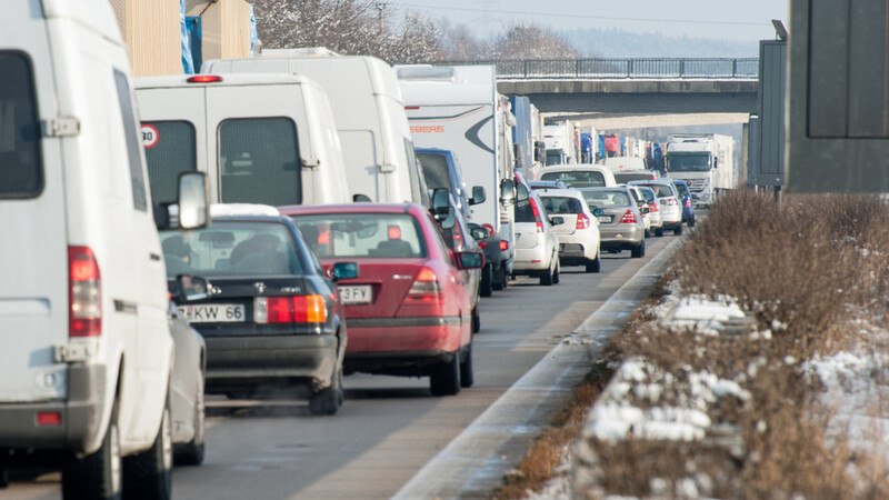 Es herrschte reger Osterreiseverkehr mit teils zähfließendem und stockendem Verkehr in Richtung Österreich.