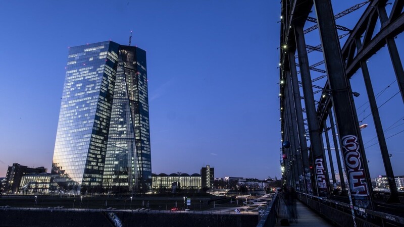 Die Europäische Zentralbank hat ihr Anleihekaufprogramm um eine halbe Billion auf 1,85 Billionen Euro ausgeweitet und damit womöglich eine Art Sicherheitsnetz für Aktien- und Anleihemärkte gespannt.