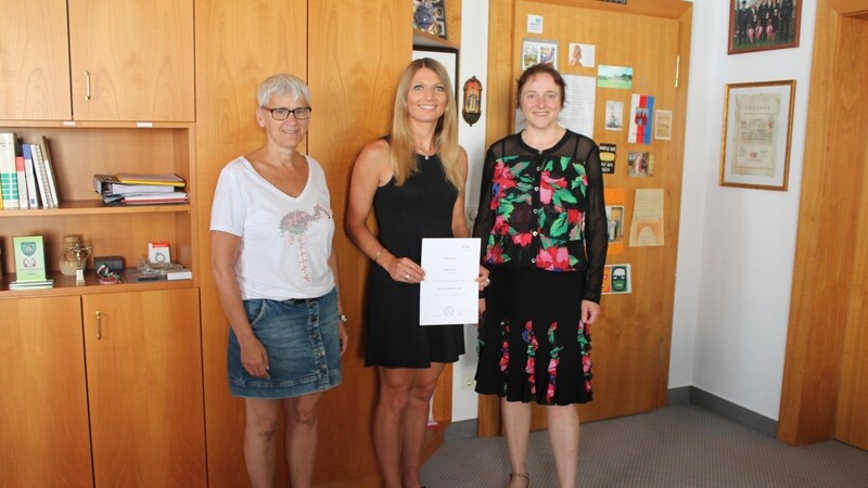 Sind stolz auf die Leistung von Stefanie Groitl (Mitte): Karin Bucher (rechts) und Sigrid Stebe-Hoffmann (links) beglückwünschten sie zum erfolgreichen Angestelltenlehrgang 1.