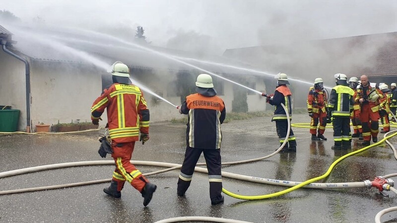 Feuerwehreinsatz am Samstagmorgen bei Sünching (Kreis Regensburg). Dort stand eine Scheune in Flammen. In der Scheune befanden sich etwa 2.200 Küken, die bei dem Brand verendeten.