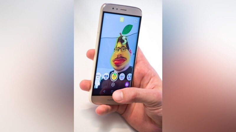 Snapchat hat originelle Features für die Nutzer, die "Lenses" zum Beispiel, mit denen jedes Gesicht verrückt aussieht.