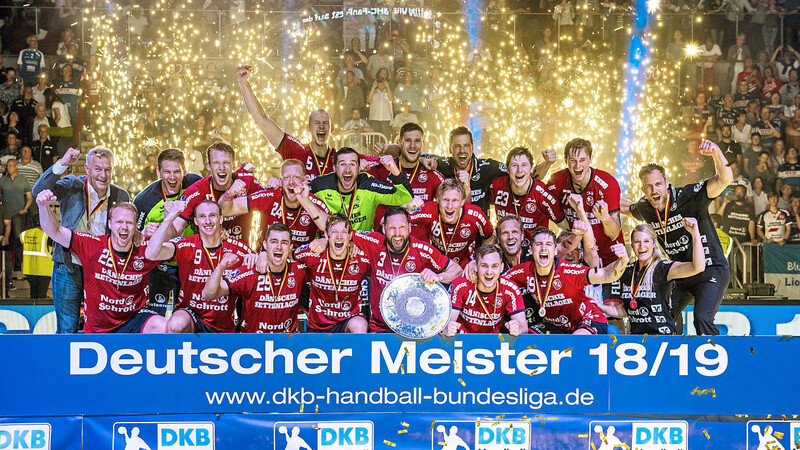 AUSGELASSEN GEFEIERT haben die Handballer der SG Flensburg-Handewitt vor gut zwei Monaten den Gewinn der deutschen Meisterschaft; in in der kommenden Saison gelten sie als heißer Titelanwärter.