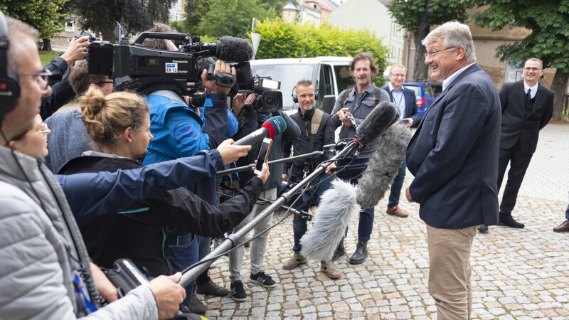 Jörg Meuthen, AfD-Parteichef, spricht vor Beginn des nicht-öffentlichen AfD-Bundeskonventes, der kurzfristig ins sächsische Lommatzsch verlegt wurde, vor Pressevertretern. Überdecken kann er die Spaltung in seiner Partei nicht.