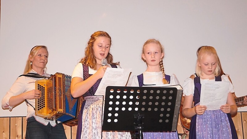 Drei junge Ministrantinnen sangen lustige Gstanzl über die Messdiener.