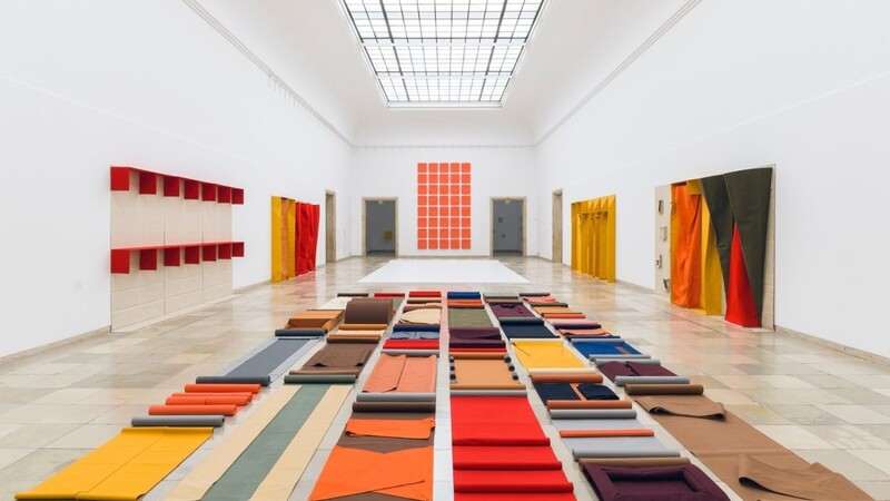 Die Ordnung der Farben: Installationsansicht von Franz Erhard Walthers Ausstellung im Haus der Kunst.