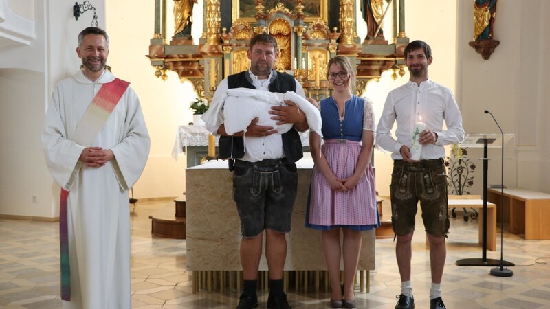 Diakon Harald Schneider durfte am Samstagnachmittag Miriam Frohnauer das Sakrament der Taufe spenden.