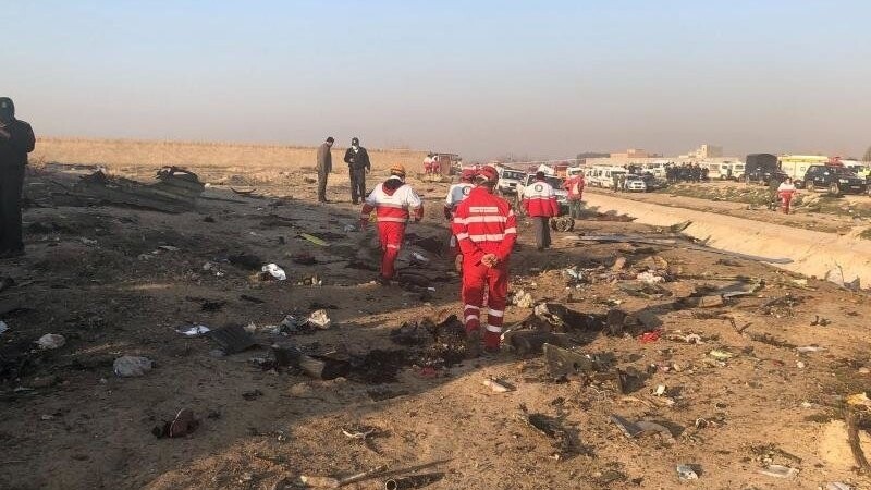 Rettungskräfte stehen am Ort eines Flugzeugabsturzes am Rande von Teheran. Bei dem Absturz der ukrainischen Passagiermaschine nahe Teheran sind nach Angaben der Hilfsorganisation iranischer Halbmond alle Insassen ums Leben gekommen.