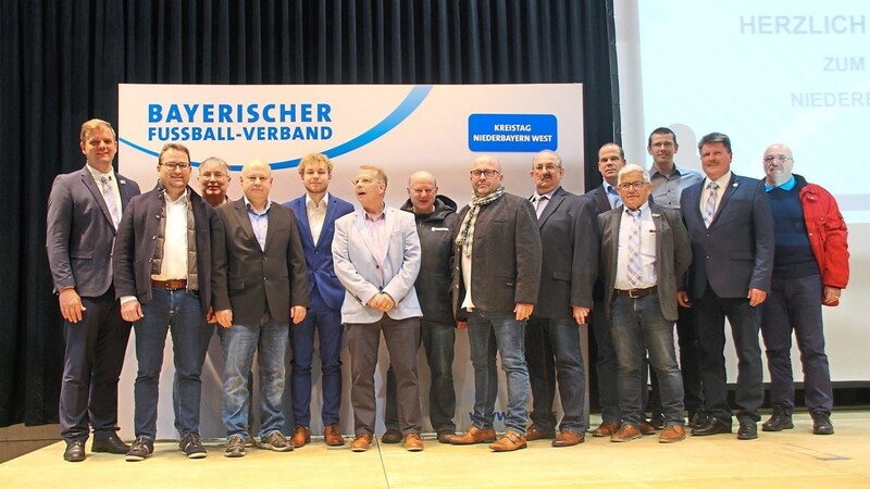 BFV-Funktionäre und Spielleiter des Kreises Niederbayern West mit Bezirksvorsitzendem Harald Haase.