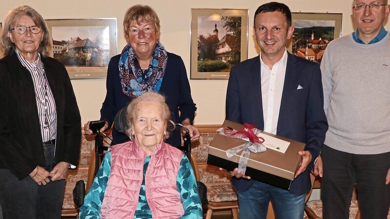 Maria Canda (dahinter ihre Tochter Rita) durfte an ihrem 98. Geburtstag viele Glückwünsche entgegennehmen.