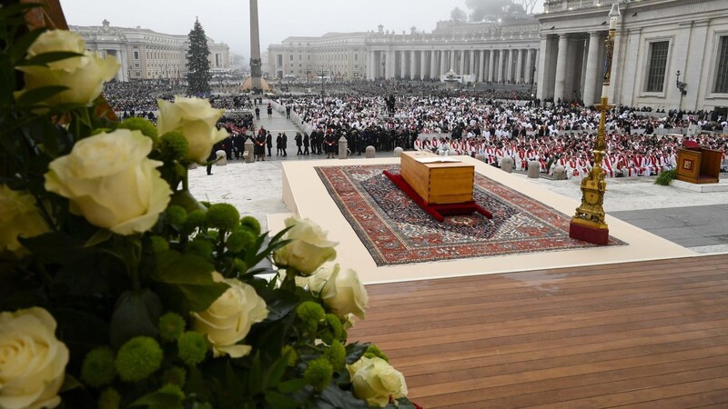 Rund 50.000 Gläubige kommen am Donnerstag zum Requiem für den emeritierten Papst Benedikt auf dem Petersplatz.