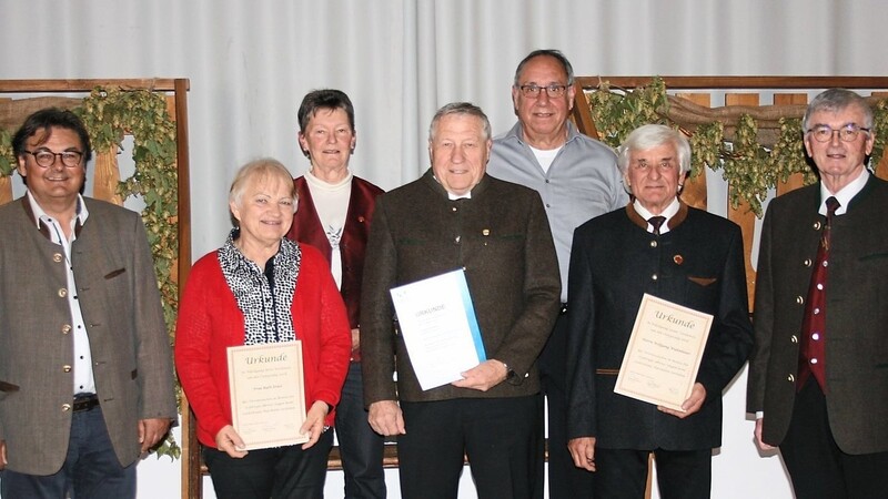 Liederkranz-Vorsitzender Reinhold Kerner (r.) und zweiter Bürgermeister Lauri Seidl (l.) gratulierten den geehrten Mitgliedern (vorne v.l.) Ruth Ernst, Lorenz Zitzmann und Wolfgang Widenbauer.