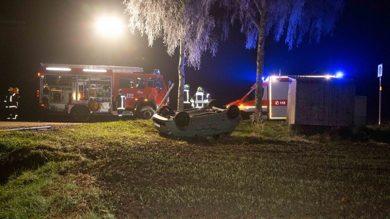 Schwerer Unfall am Samstagabend bei Altfraunhofen im Landkreis Landshut. Dabei überschlug sich ein Auto mehrmals und landete auf dem Dach. Wie es zu dem Unfall kommen konnte, ist aktuell noch unklar.