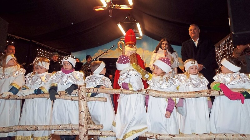 Auf der Bühne hielten Bürgermeister Josef Pellkofer, der Weihnachtsengel und der Nikolaus Ansprachen.