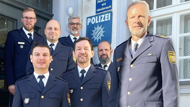 Thomas Schmidt (vorne links) wurde von Polizeivizepräsident Thomas Schöniger (vorne rechts) im Beisein der Kollegen ins Amt eingeführt, Thomas Schröpfer (vorne Mitte) verabschiedet.