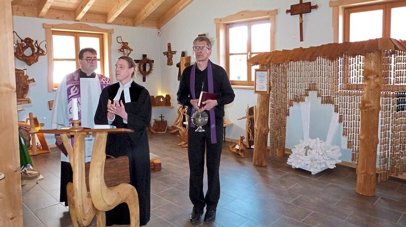 Dekan Herbert Mader, Pfarrerin Kathrin Nagel und Ortspfarrer Johann Wutz nahmen sich in der Karwoche Zeit, um Museum und allen, die dort ein und ausgehen, Gottes Segen zu spenden.