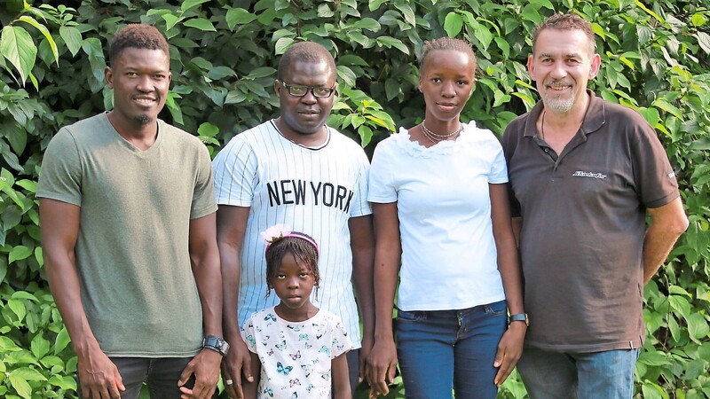 Isatou, ihre Familie mit Onkel Sainey Cham, Papa Sheikh Cham und Mama Basin Nyang sowie Thomas Schiekofer (v.l.) wollen sich bei den vielen Spendern bedanken.