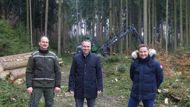 Diplom-Forstingenieur Anton Heidobler(links) leitet den Einsatz, Bürgermeister Armin Grassinger und Architekt Joachim Wagner machten sich vor Ort ein Bild.
