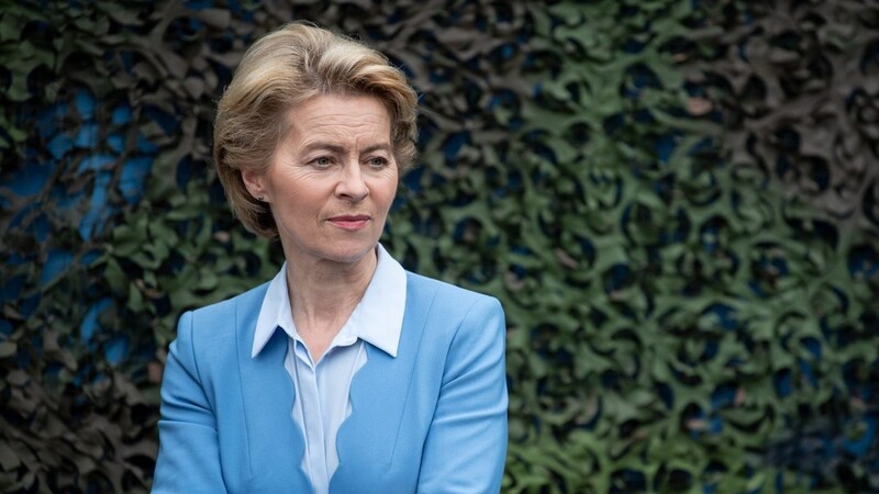 Sie ist in der Geschichte der Bundesrepublik die erste Frau an der Spitze des Verteidigungsministeriums: Ursula von der Leyen bekleidet das Amt seit 2013. Zuvor war sie Familien- und Sozialministerin.