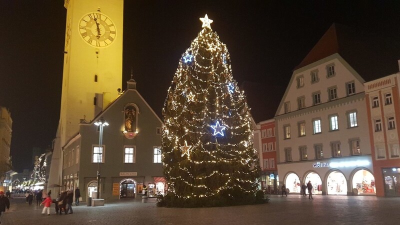 Sind Sie schon in Weihnachtsstimmung? Und was gehört für Sie zu Weihnachten dazu? Das Bild zeigt den Straubinger Christbaum vor dem Stadtturm.
