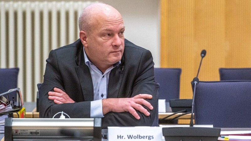 Der Kommunalpolitiker Joachim Wolbergs sitzt im Verhandlungssaal im Landgericht Regensburg. Am 04.11.2021 verhandelt der Bundesgerichtshof (BGH) über die beiden Urteile des Landgerichts gegen den früheren Oberbürgermeister der Stadt.